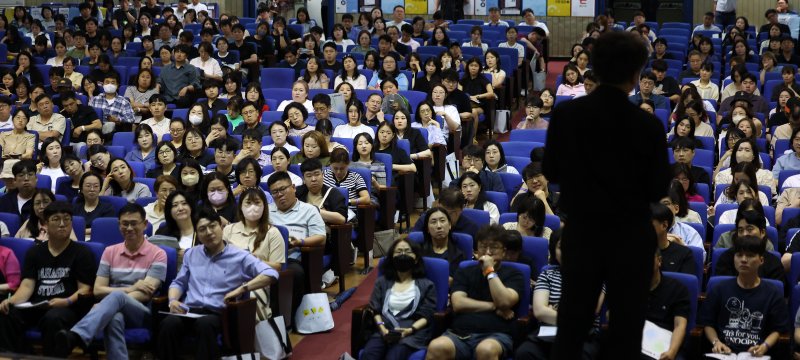 [서울=뉴시스] 지난 7월 14일 서울 송파구 교통회관에서 이투스에듀 운영 출판사 이투스북이 주최한 교사·강사 대상 입시 설명회에 참석한 교·강사들이 입시 설명을 경청하고 있는 모습. (사진=뉴시스 DB) 2025.07.14. photo@newsis.com