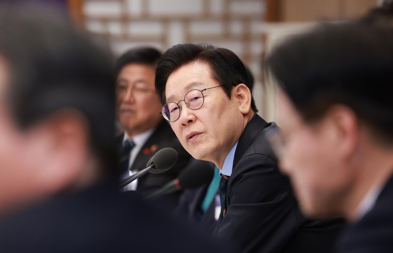 [서울=뉴시스] 고범준 기자 = 이재명 대통령이 10일 서울 용산 대통령실 청사에서 열린 AI 시대의 K-반도체 비전과 육성전략 보고회에서 발언하고 있다. 2025.12.10. bjko@newsis.com