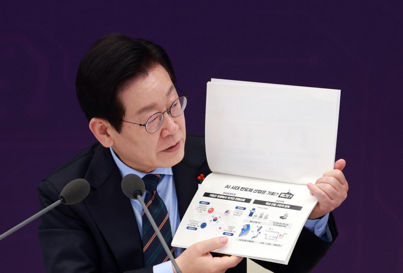 [서울=뉴시스] 고범준 기자 = 이재명 대통령이 10일 서울 용산 대통령실 청사에서 열린 AI 시대의 K-반도체 비전과 육성전략 보고회에서 발언하고 있다. 2025.12.10. bjko@newsis.com