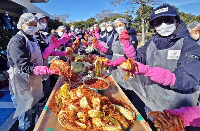 [제주=뉴시스] 제주신화월드가 운영하는 제주 1호 자회사형 장애인표준사업장 행복공작소㈜(사업 총괄 박흥배 상무)는 지난 9일 서귀포시 안덕면에 위치한 행복공작소㈜에서 ‘행복나눔 김장행사’를 진행했다. (사진=제주신화월드 제공) 2025.12.10. photo@newsis.com *재판매 및 DB 금지