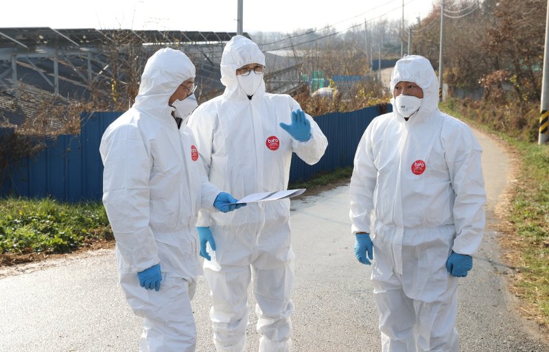 [영암=뉴시스]고병원성 AI방역 현장 점검하는 우승희 영암군수. (사진=영암군 제공) 20255.12.10. photo@newsis.com *재판매 및 DB 금지