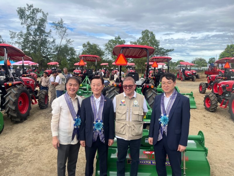 농림축산식품부는 김정욱 농업혁신정책실장이 10일 필리핀 카바나투안시에서 열린 ‘한국농기계전용공단’ 착공식에 참석, 공단 조성의 출발을 축하하고 양국의 농기계 분야 협력 방안을 논의했다고 밝혔다. (농식품부 제공) /2025.12.10/ ⓒ News1