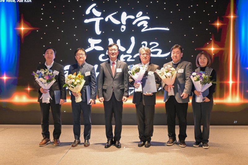 [세종=뉴시스]한국남부발전은 지난 9일 한국표준협회(KSA)로부터 2025년 우수회원사로 선정돼 '한국표준협회 회장상'을 수상했다.(사진=남부발전 제공)