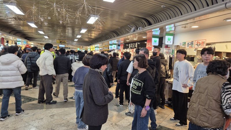 법원이 10일 오후 무단 점용 중인 대전중앙로지하상가에 대해 강제 집행에 나섰다. (비대위 제공) / 뉴스1