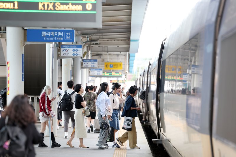 광주송정역에서 열차 이용객들이 서울행 KTX산천에 오르고 있다. ⓒ News1 이승현 기자