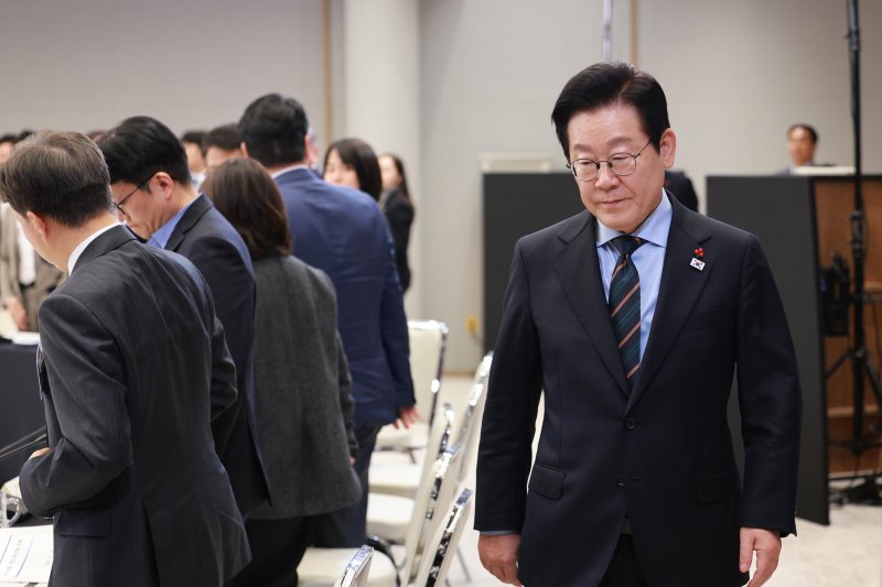 [서울=뉴시스] 고범준 기자 = 이재명 대통령이 10일 서울 용산 대통령실 청사에서 열린 AI 시대의 K-반도체 비전과 육성전략 보고회에 입장하고 있다. 2025.12.10. bjko@newsis.com