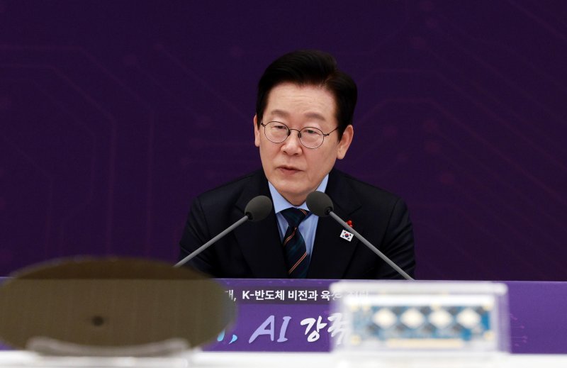 [서울=뉴시스] 고범준 기자 = 이재명 대통령이 10일 서울 용산 대통령실 청사에서 열린 AI 시대의 K-반도체 비전과 육성전략 보고회에서 발언하고 있다. 2025.12.10. bjko@newsis.com