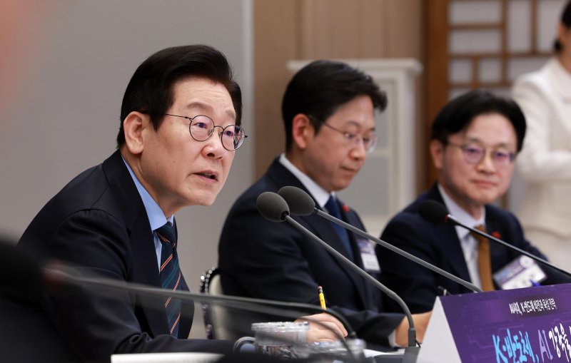 [서울=뉴시스] 고범준 기자 = 이재명 대통령이 10일 서울 용산 대통령실 청사에서 열린 AI 시대의 K-반도체 비전과 육성전략 보고회에서 발언하고 있다. 2025.12.10. bjko@newsis.com