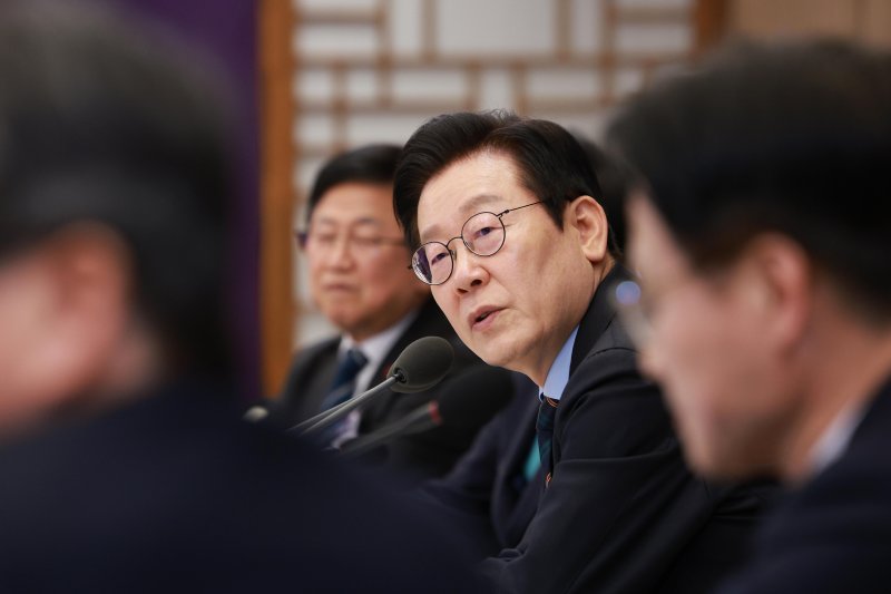 [서울=뉴시스] 고범준 기자 = 이재명 대통령이 10일 서울 용산 대통령실 청사에서 열린 AI 시대의 K-반도체 비전과 육성전략 보고회에서 발언하고 있다. 2025.12.10. bjko@newsis.com