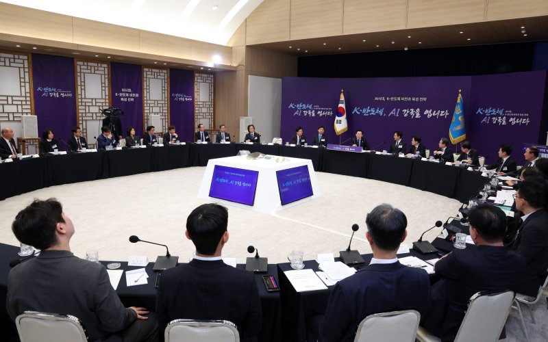 [서울=뉴시스] 고범준 기자 = 이재명 대통령이 10일 서울 용산 대통령실 청사에서 열린 AI 시대의 K-반도체 비전과 육성전략 보고회에서 발언하고 있다. 2025.12.10. bjko@newsis.com