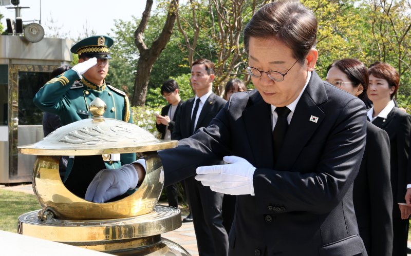 [서울=뉴시스] 조성우 기자 = 이재명 더불어민주당 제21대 대통령 선거 후보가 28일 오전 서울 동작구 국립서울현충원에서 김대중 전 대통령의 묘역에 분향하고 있다. (공동취재) 2025.04.28. photo@newsis.com