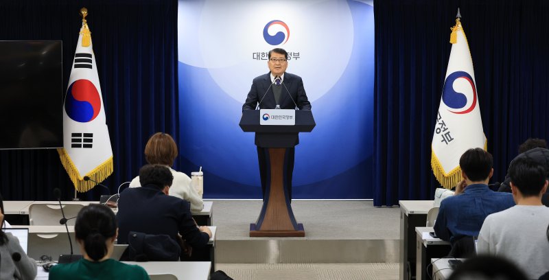 김경우 과학기술정보통신부 전파정책기획과장이 10일 서울 종로구 정부서울청사에서 이동통신 주파수 재할당 세부 정책방안 브리핑을 하고 있다. 2025.12.10/뉴스1 ⓒ News1 임세영 기자