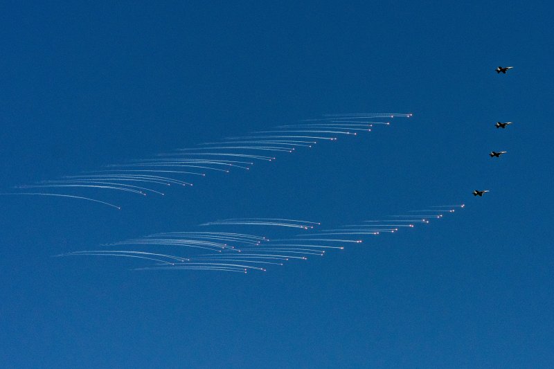 [노퍽=AP/뉴시스] 미 해군 F/A-18 전투기들이 지난 10월 5일(현지 시간) 도널드 트럼프 미국 대통령이 시연을 지켜보는 가운데 폭탄을 투하하고 있다. AP는 9일 비행 추적 웹사이트 분석 결과 미 해군 F/A-18 전투기 두 대가 베네수엘라와 접한 만 상공을 30분 넘게 비행했다고 보도했다. 2025.12.10.