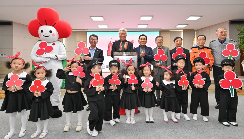 10일 정선군청 대회의실에서 최승준 정선군수, 전영기 군의장 등이 참석한 가운데 '희망2026 나눔 캠페인' 일일 집중모금 행사를 진행하고 있다.(사진=정선군 제공) *재판매 및 DB 금지