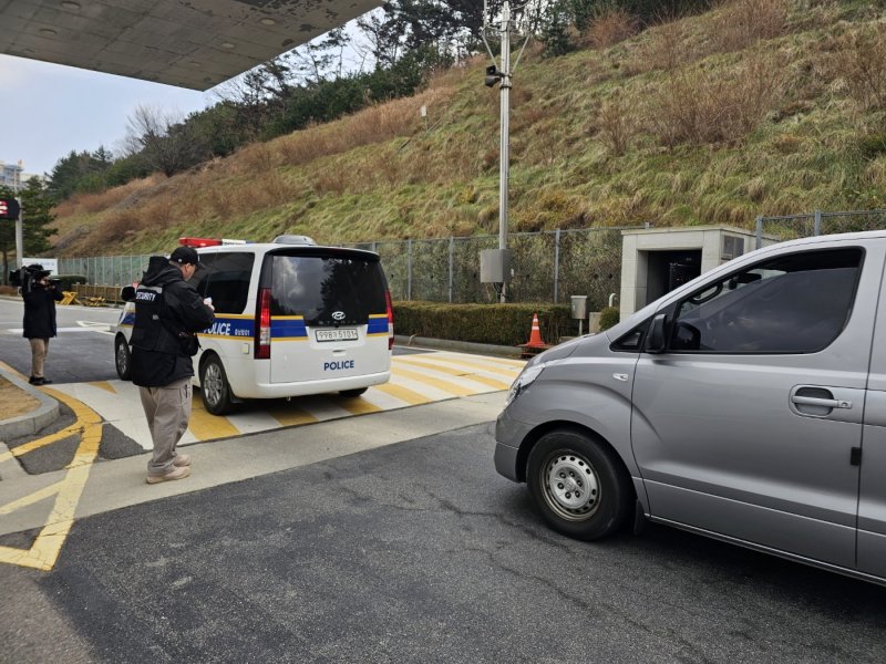 10일 충남 태안화력발전소에 발생한 폭발 화재 현장 감식을 위해 경찰 등 관계 기관이 정문으로 들어가고 있다. 2025.12.10/뉴스1 ⓒ News1 최형욱기자