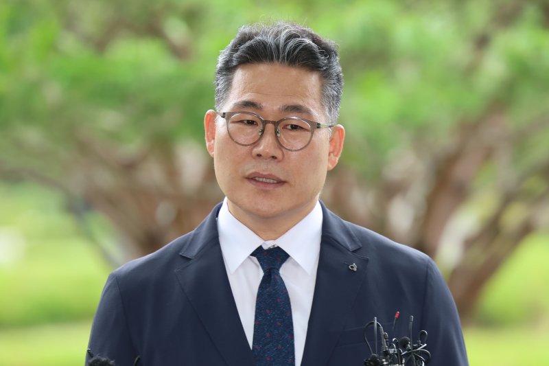 [서울=뉴시스] 권창회 기자 =백해룡 전 영등포경찰서 형사과장(경정)이 임은정 동부지검장과 비공개 면담을 위해 17일 서울 송파구 서울동부지방검찰청으로 들어가며 취재진 질의에 답하고 있다. 2025.07.17. kch0523@newsis.com