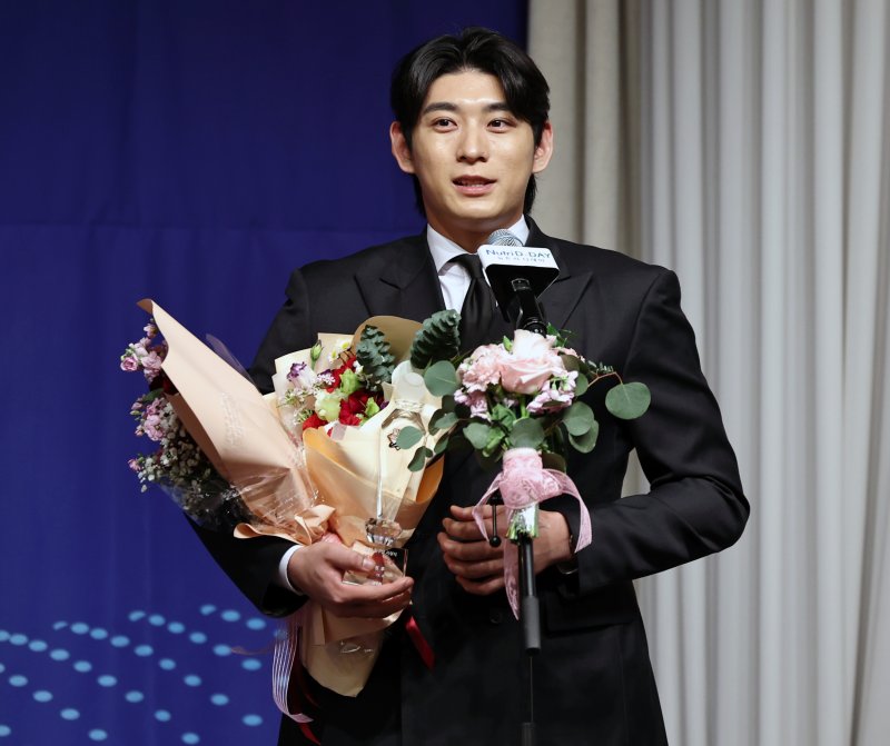 메이저리그 샌프란시스코 자이언츠의 이정후가 8일 오전 서울 강남구 리베라호텔에서 열린 '2025 뉴트리디데이 일구상 시상식'에서 특별공로상을 받은 뒤 소감을 밝히고 있다. 2025.12.8/뉴스1 ⓒ News1 구윤성 기자