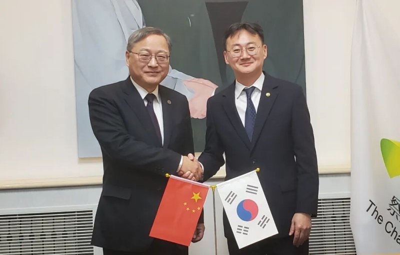 이관후 국회 입법조사처장(오른쪽)과 장젠궈 차하얼학회 사무총장. (차하얼학회 계정 갈무리)