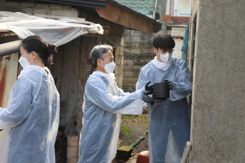 법제처 직원들이 10일 전북 익산시에 거주하는 어려운 이웃을 찾아 연탄 나눔 봉사활동을 하고 있다. 법제처 제공