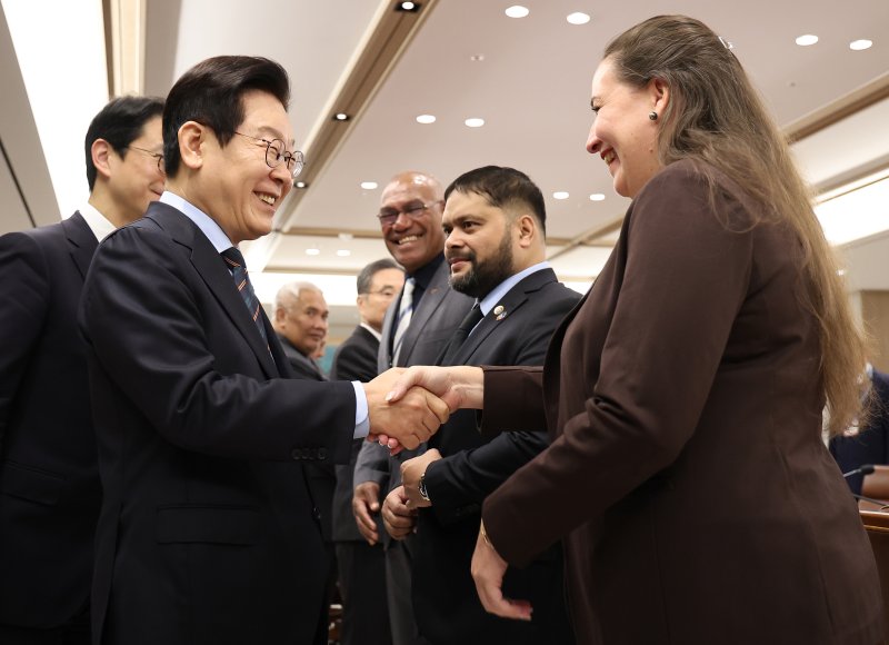 [서울=뉴시스] 고범준 기자 = 이재명 대통령이 10일 서울 용산 대통령실 청사에서 한-태평양도서국 외교장관회의 참석차 방한한 태평양도서국 외교장관 등과 인사하고 있다. (대통령실통신사진기자단) 2025.12.10. bjko@newsis.com