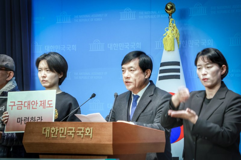 10일 이성윤 더불어민주당 의원(가운데)이 국회에서 기자회견을 갖고 있다.(의원실제공. 재판매 및 DB제공)2025.12.10/뉴스1