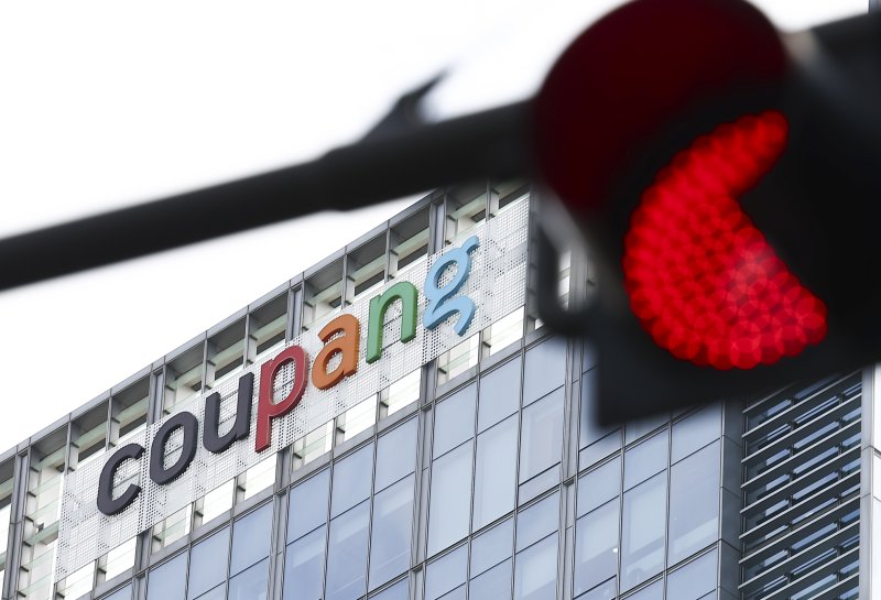 [서울=뉴시스] 김근수 기자 = 쿠팡이 개인정보 유출 사고와 관련해 경찰이 압수수색을 진행한 9일 오전 서울 송파구 쿠팡 본사 모습이 보이고 있다. 2025.12.09. ks@newsis.com