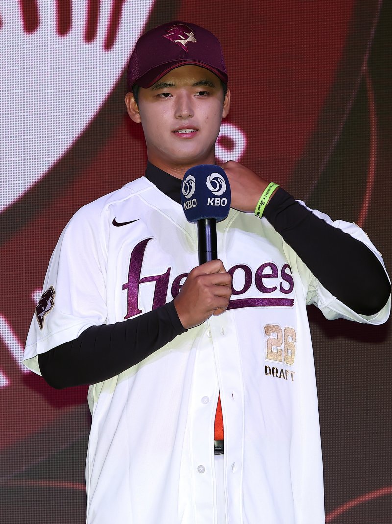 17일 오후 서울 송파구 롯데호텔 월드에서 열린 ‘2026 KBO 신인 드래프트’에서 1라운드 1순위로 키움 히어로즈에 선발된 박준현이 소감을 말하고 있다. 2025.9.17/뉴스1 ⓒ News1 김진환 기자