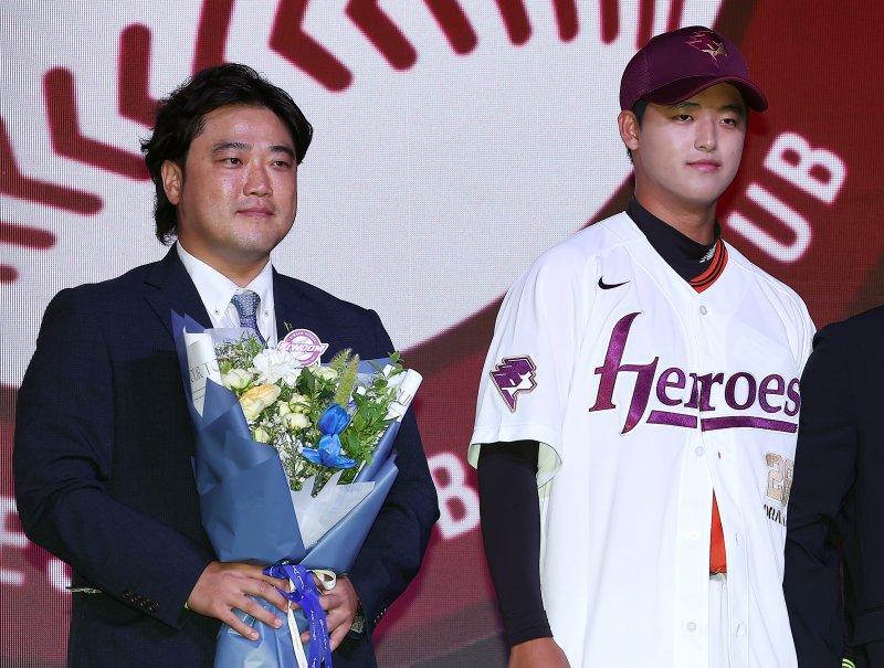 17일 오후 서울 송파구 롯데호텔 월드에서 열린 ‘2026 KBO 신인 드래프트’에서 1라운드 1순위로 키움 히어로즈에 선발된 박준현이 아버지 박석민 전 코치와 기념 촬영을 하고 있다. 2025.9.17/뉴스1 ⓒ News1 김진환 기자
