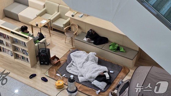 9일 세종시교육청 1층 로비에 진입해 농성을 벌이는 공공운수노조 세종지부 회원들. / 뉴스1