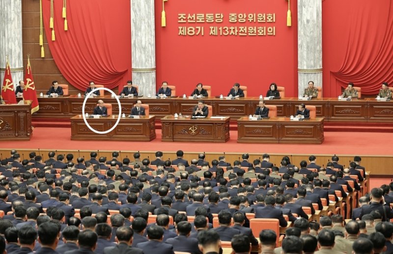 (평양 노동신문=뉴스1) = 리일환 북한 노동당 선전비서(흰 원 안)가 1년 만에 공식 석상에 모습을 드러냈다. 10일 노동신문이 보도한 사진을 보면, 리 비서는 전날 시작한 '연말 전원회의'에 참석해 김정은 당 총비서와 함께 주석단 맨 앞줄에 앉은 것이 확인됐다.[국내에서만 사용가능. 재배포 금지. DB 금지. For Use Only in the Republic of Korea. Redistribution Prohibited] rodongphoto@news1.kr