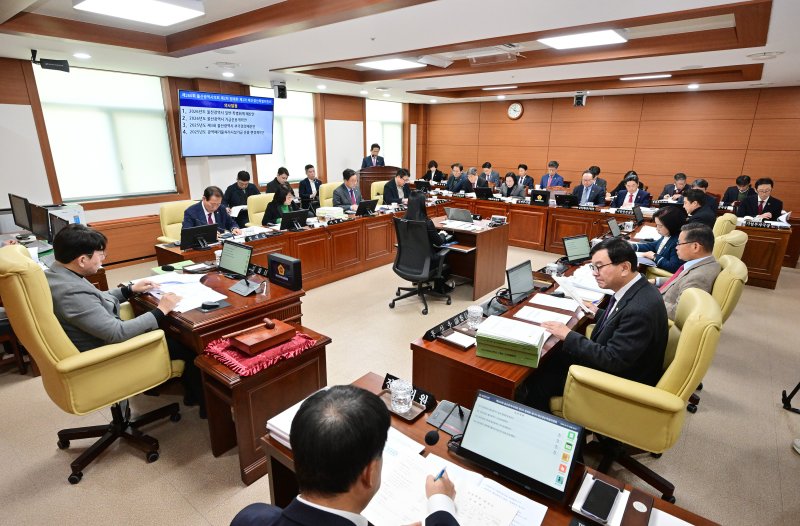 울산시의회 예산결산특별위원회가 10일 회의를 열고 울산시의 내년도 당초 예산안에 대한 계수조정을 실시하고 있다.(울산시의회 제공. 재판매 및 DB금지)/뉴스1