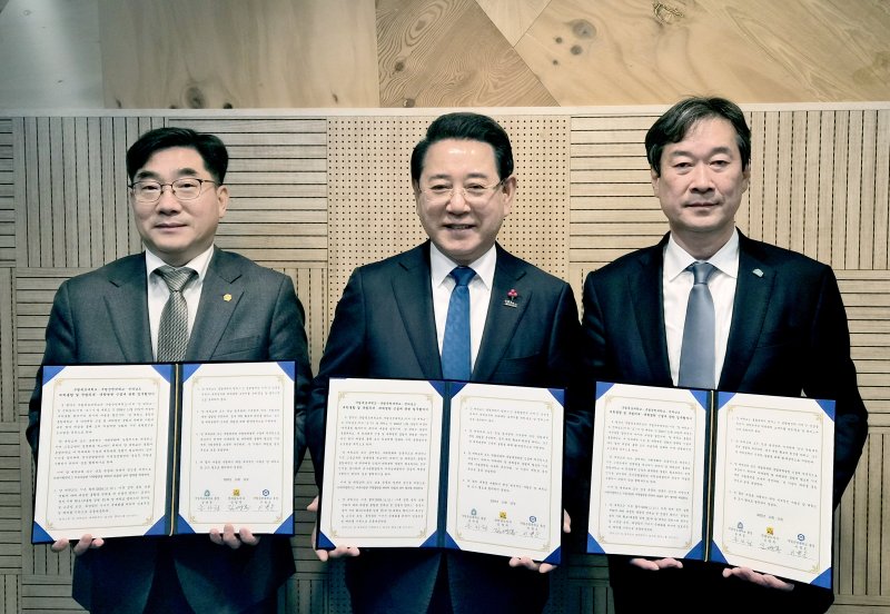 [무안=뉴시스] 김영록 전남지사가 10일 오후 광주에서 이병운 순천대 총장(왼쪽), 송하철 목포대 총장(오른쪽)과 간담회를 갖고 통합대학교 국립의대 신속 신설을 위한 업무협약을 하고 있다. (사진 = 전남도 제공). 2025.12.10. photo@newsis.com *재판매 및 DB 금지