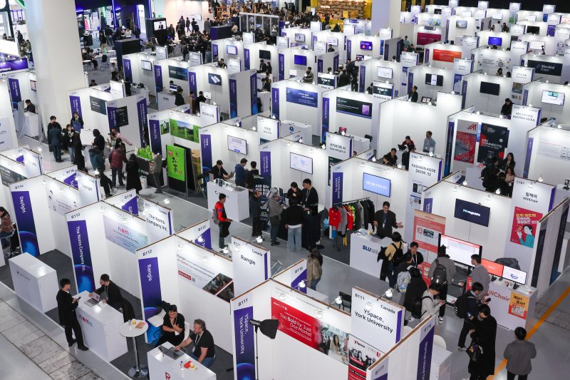 10일 서울 강남구 코엑스에서 열린 국내 최대 규모 글로벌 스타트업 페스티벌 '컴업(COME UP) 2025'를 찾은 관람객들이 부스를 둘러보고 있다. 2025.12.10/뉴스1 ⓒ News1 안은나 기자