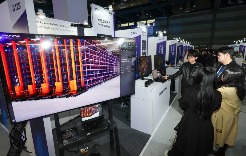 10일 서울 강남구 코엑스에서 열린 국내 최대 규모 글로벌 스타트업 페스티벌 '컴업(COME UP) 2025' 비전스페이스 부스에서 관람객들이 디지털트윈 로봇 자동화 시뮬레이션 및 통합 모니터링 플랫폼에 대한 설명을 듣고 있다. 2025.12.10/뉴스1 ⓒ News1 안은나 기자