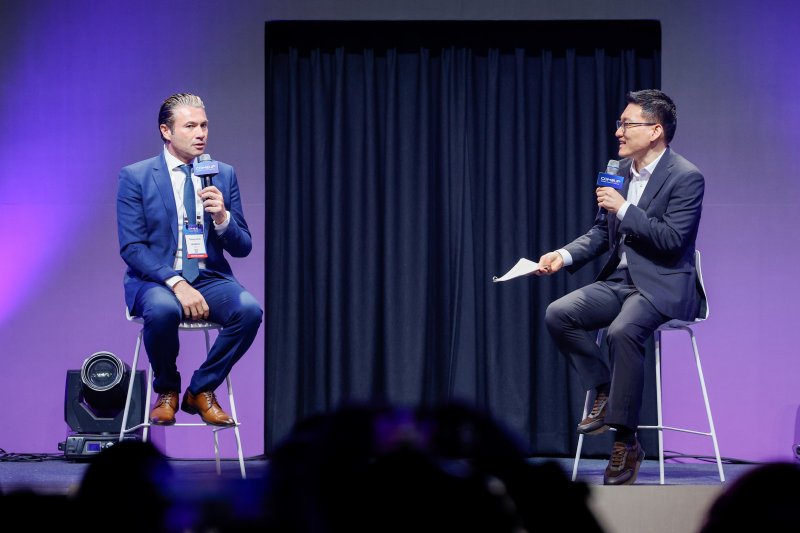 타렉 아민(Tareq Amin) 휴메인(Humain) CEO와 박성현 리벨리온 대표가 10일 서울 강남구 코엑스에서 열린 국내 최대 규모 글로벌 스타트업 페스티벌 '컴업(COME UP) 2025'에서 1:1 비전 토크를 하고 있다. 2025.12.10/뉴스1 ⓒ News1 안은나 기자