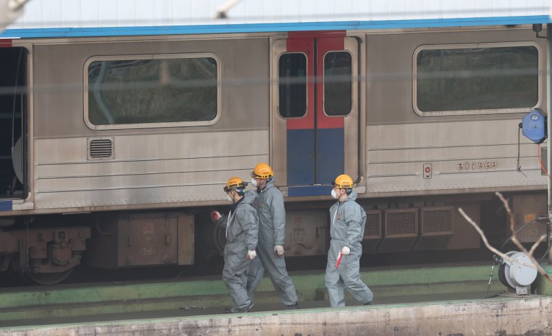 전국철도노동조합이 예고한 무기한 총파업이 하루 앞으로 다가온 10일 경기 오산시 수도권 전철 1호선 서동탄역에서 관계자들이 전동차를 점검을 하고 있다. 2025.12.10/뉴스1 ⓒ News1 김영운 기자