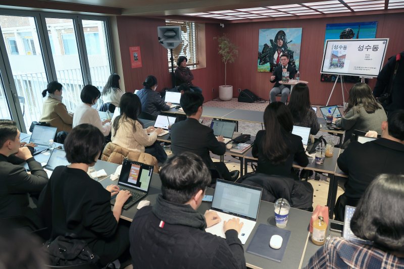 정원오 성동구청장이 10일 오후 서울시 성동수 왕십리로 펍지성수 라운지에서 도서 ‘성수동 (도시는 어떻게 사랑받는가)’ 기자간담회를 하고 있다. 2025.12.10/뉴스1 ⓒ News1 박정호 기자
