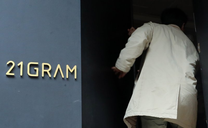 [서울=뉴시스] 김혜진 기자 = 김건희 여사를 둘러싼 여러 의혹을 수사하는 특별검사팀(특별검사 민중기)이 21그램 사무실 압수수색한 6일 서울 성동구 21그램 사무실로 수사관들이 들어서고 있다. 21그램은 김 여사가 운영했던 전시기획사인 코바나컨텐츠가 주회한 전시회를 후원하는 등 김 여사와 관계가 있는 업체로, 이후 대통령 관저 공사를 맡게 됐다. 김 여사와의 친분을 통해 관저 공사를 수주하게 된 것이 아니냐는 의혹이 일었다. 2025.11.06. jini@newsis.com