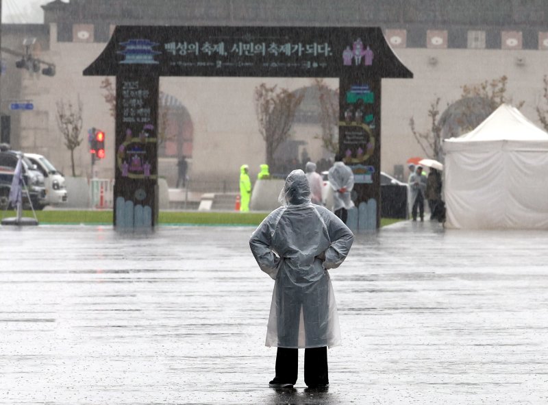[서울=뉴시스] 박주성 기자 = 전국적으로 비가 내린 28일 서울 광과문 광장에 시민이 우비를 입고 이동하고 있다. 2025.09.28. park7691@newsis.com