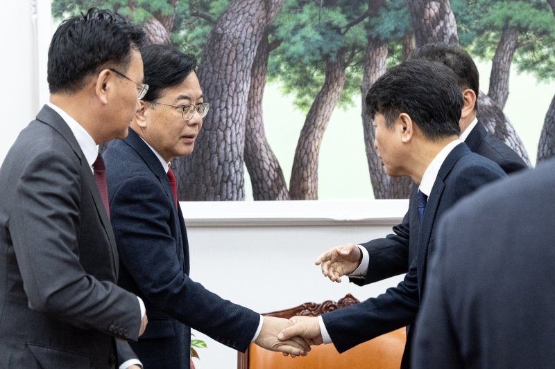 송언석 국민의힘 원내대표가 10일 서울 여의도 국회에서 김병기 더불어민주당 원내대표, 문진석 원내수석과 비공개 회동을 하고 있다. 2025.12.10/뉴스1 ⓒ News1 이승배 기자