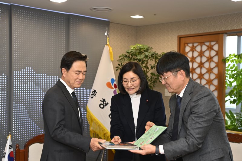 김태흠 지사(왼쪽)가 대한결핵협회 대전·세종·충남지부 관계자와 함께 크리스마스 씰을 살펴보고 있다.(충남도 제공. 재판매 및 DB금지)/뉴스1