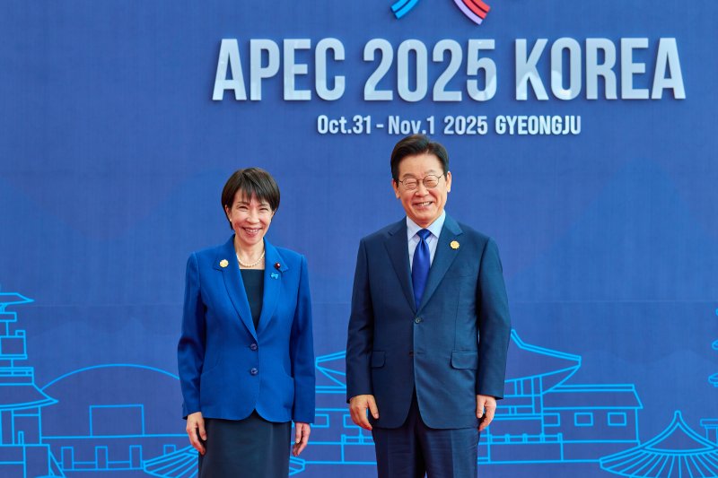 이재명 대통령이 10월 31일 경북 경주화백컨벤션센터(HICO)에서 열린 2025 아시아태평양경제협력체(APEC) 정상회의에서 다카이치 사나에 일본 총리를 맞이하고 있다. (대통령실 제공. 재판매 및 DB 금지) 2025.10.31/뉴스1 ⓒ News1 허경 기자