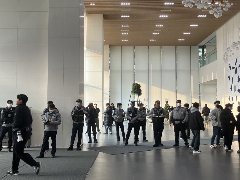 [서울=뉴시스] 김경민 인턴기자 = 쿠팡물류센터지회 노동자 연행 이후 경찰이 로비 상황을 관리하고 있다. 2025.12.10. photo@newsis.com