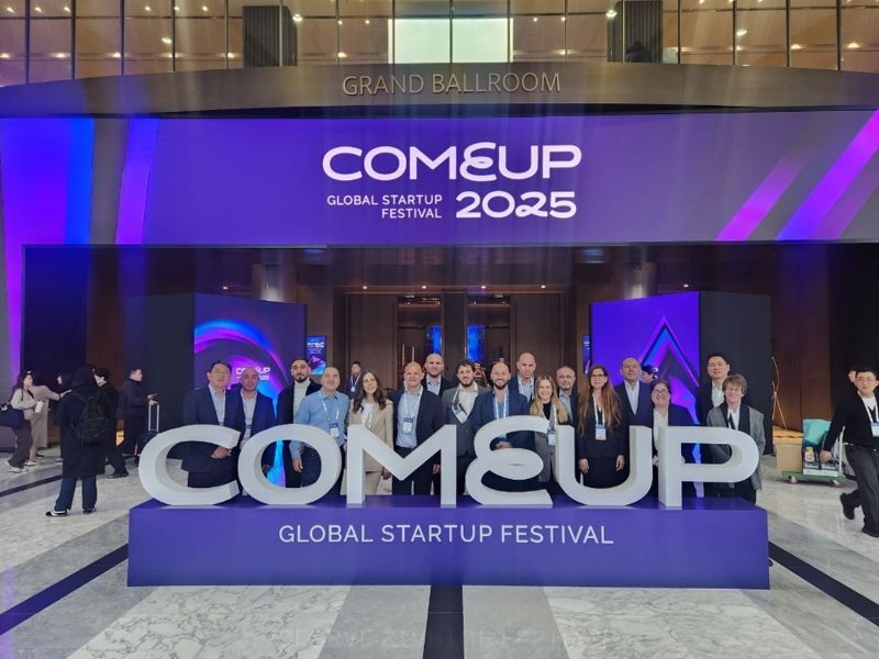 이스라엘 Edge & AI 스타트업 7개사와 주한이스라엘대사관 경제무역대표부, 이스라엘 퀀텀허브, 현대크래들 텔아비브 담당자들이 컴업행사장 앞에서 기념촬영을 하고 있다.주한이스라엘대사관 경제무역대표부