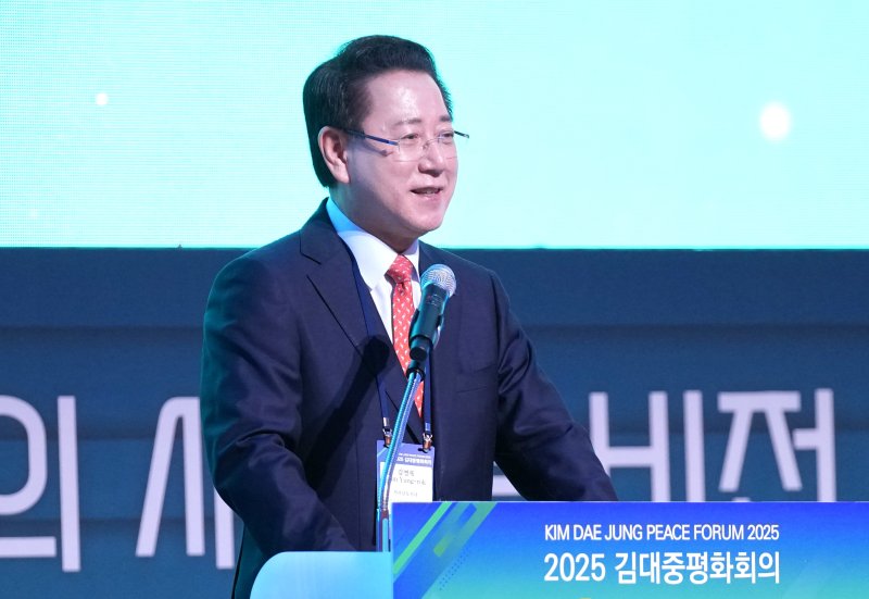 김영록 전라남도지사가 24일 영암 호텔현대 바이라한목포에서 ‘세계와 한반도를 위한 상생평화의 새로운 비전’을 주제로 열린 ‘2025 김대중 평화회의 개막식’에 참석해 환영사를 하고 있다.(전남도 제공. 재판매 및 DB금지) 2025.9.24/뉴스1