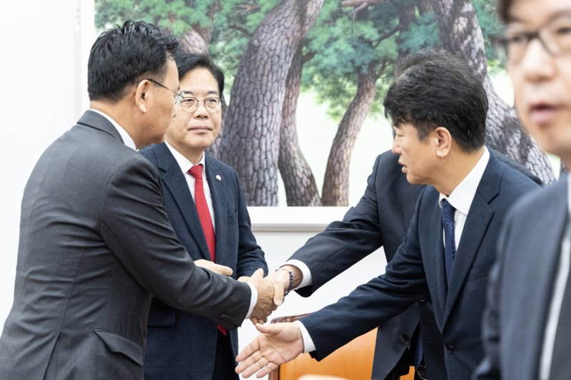 송언석 국민의힘 원내대표가 10일 서울 여의도 국회에서 김병기 더불어민주당 원내대표, 문진석 원내수석과 비공개 회동을 하고 있다. 2025.12.10/뉴스1 ⓒ News1 이승배 기자