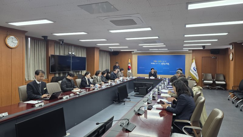 [창원=뉴시스]경남교육청 본청 2층 중회의실에서 중학생 사상 사건 관련 관계 기관 대책회의를 진행하는 모습. (사진=경남교육청 제공) 2025.12.10. photo@newsis.com *재판매 및 DB 금지