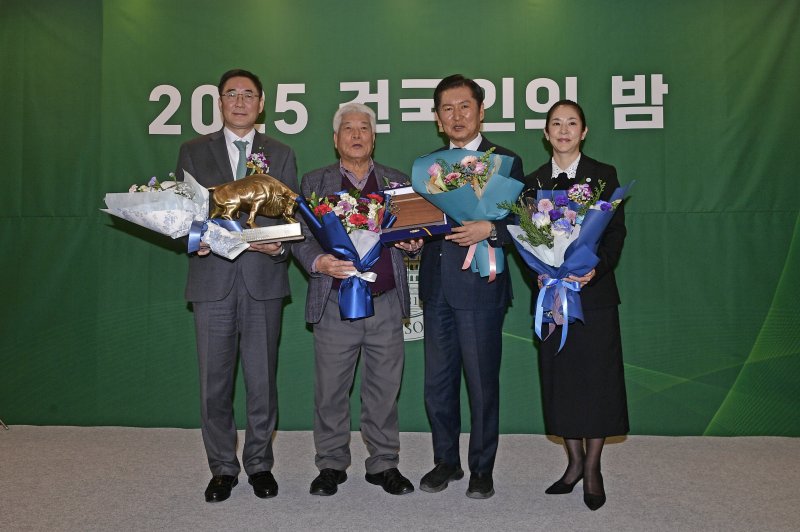 [서울=뉴시스] '2025 건국인의 밤' 수상자들이 기념사진을 촬영하고 있다. (왼쪽에서 세 번째)정청래 당대표가 자랑스러운 건국인에 선정됐다. (사진=건국대 제공) 2025.12.10. photo@newsis.com *재판매 및 DB 금지