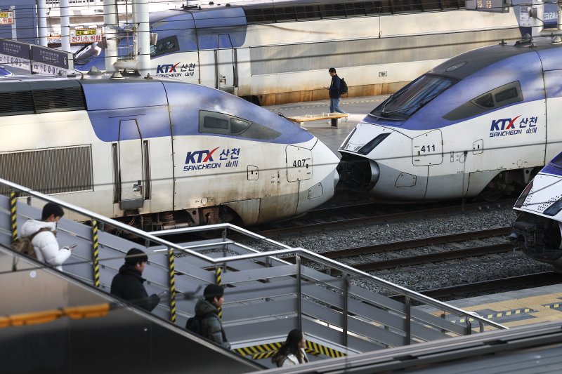 [서울=뉴시스] 김근수 기자 = 8일 서울역사 내에서 승객들이 KTX를 타기 위해 이동하고 있다. 국토교통부는 이원화된 고속철도 통합 로드맵'을 발표했다. 수서역 SRT의 좌석 부족 문제를 해결하기 위해 서비스 통합해 내년 3월부터 서울발 KTX와 수서발 SRT 교차 운행을 추진하기로 했다. 현재 20량, 955석 규모로 SRT보다 좌석수가 많은 KTX-1 차량을 수서역에 투입해 운행하고, SRT 열차도 서울역 출발을 하는 등 기·종점 구분없이 교차 투입하는 방식이다. 2025.12.08. ks@newsis.com