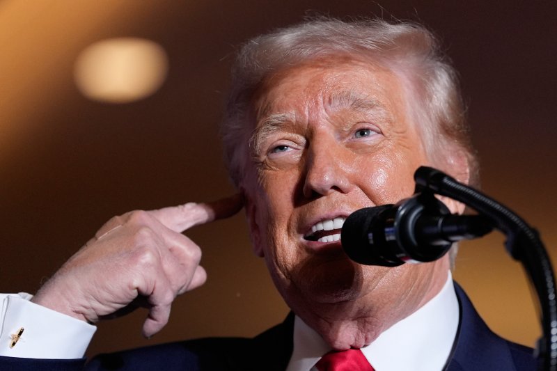 [마운트 포코노=AP/뉴시스] 도널드 트럼프 미국 대통령이 9일(현지 시간) 미 펜실베이니아주 마운트 포코노의 마운트에어리 카지노 리조트에서 연설 도중 과거 귀에 총상을 입었던 사건에 대해 언급하고 있다. 트럼프 대통령은 인플레이션 우려 등 경제 불안에 대한 유권자들의 불만을 완화하기 위해 국내 순회 일정을 재개했다. 2025.12.10.